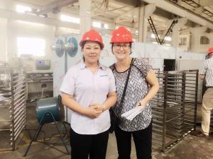美國(guó)客戶考察熱風(fēng)循環(huán)烘箱